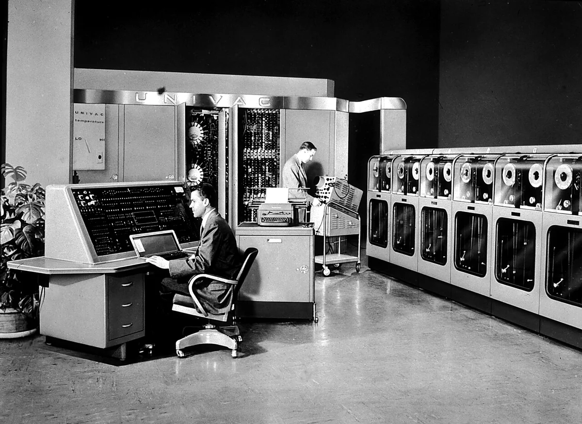 Ordinateur UNIVAC I, avec sa console de commande et ses lecteurs de bandes magnétiques