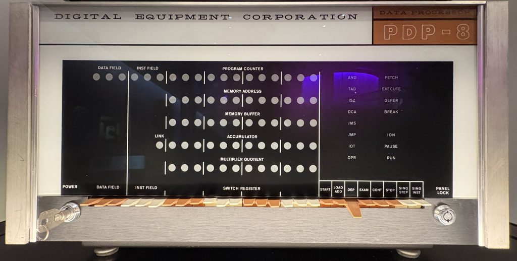 PDP-8 DEC ordinateur historique