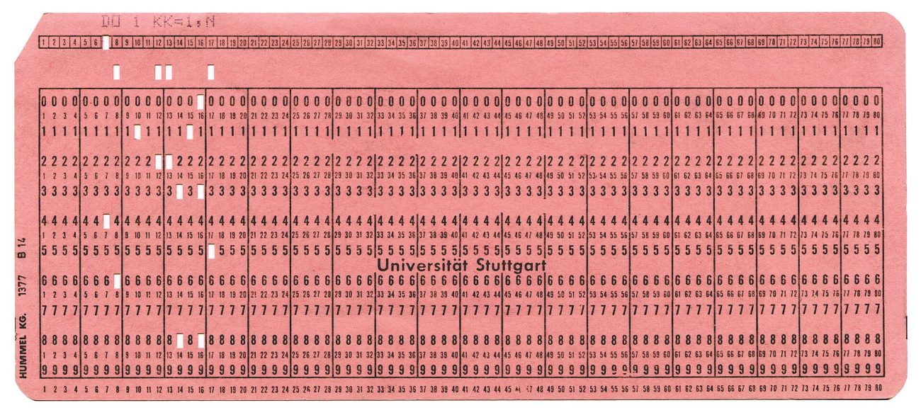 Carte perforée au format IBM 80 colonnes utilisée pour un programme FORTRAN à l'université de Stuttgart, début des années 1970. Photo : Harke, Wikimedia Commons, CC BY-SA 3.0.