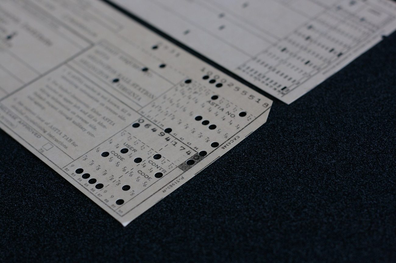 Cartes perforées IBM 80 colonnes et Remington Rand 90 colonnes. Photo : Marcin Wichary, Wikimedia Commons, CC BY 2.0.